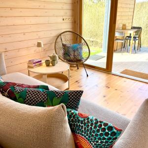 a living room with a couch and a table at 208 Gemütliches Tiny House mit Blick ins Grüne in Bleckede