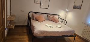 a bed with two books on it in a room at BIZIA Vida Apartamento 5 in Sopuerta