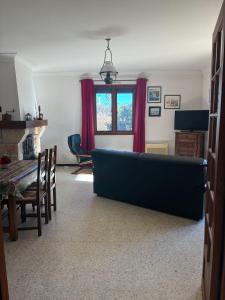 a living room with a couch and a table at Maison tout confort équipée Camargue in Saint-Gilles