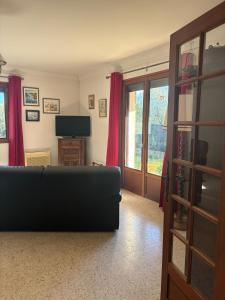 a living room with a couch and a tv at Maison tout confort équipée Camargue in Saint-Gilles +54 photos