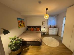 a bedroom with a bed and a potted plant at Schöne Wohnung mit eigenem Eingang Souterrain in Walldorf