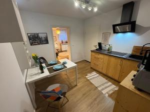 a kitchen with a table and a counter top at Schöne Wohnung mit eigenem Eingang Souterrain in Walldorf