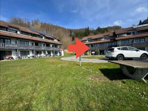 a car parked in front of a building with a red arrow at Gemütliche Ferienwohnung mit Blick auf die Donau in Obernzell