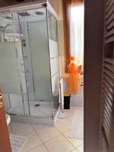 a shower with a glass door in a bathroom at Il Giardino di Bronto-lo in Crosare