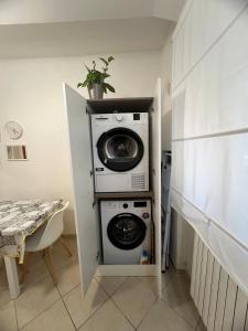 a washer and dryer in a small room at Casa Paoli in Salerno