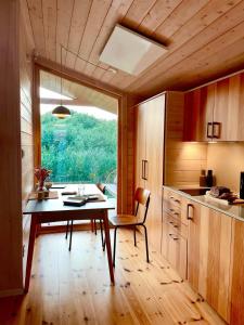 a kitchen with a dining table and a window at 208 Gemütliches Tiny House mit Blick ins Grüne in Bleckede