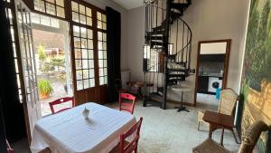a dining room with a white table and chairs at Le Chanoine - Centre Ville - Sens in Sens