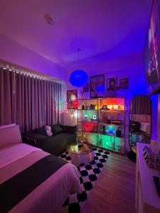 Llit o llits en una habitació de Stylish Condo Near Mall with Pool & Netflix 3 fotos més