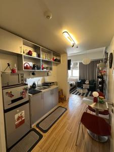 Cuina o zona de cuina de Stylish Condo Near Mall with Pool & Netflix