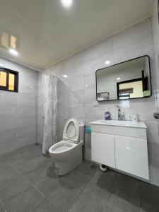 a bathroom with a toilet and a sink and a mirror at Siwei B&B in Hou-k'u-t'an +54 photos