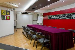 a conference room with a long table and chairs at Hotel Britania San Borja in Lima