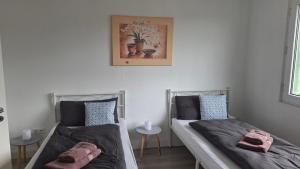two twin beds in a bedroom with a picture on the wall at Ferienhaus am Ring in Wimbach