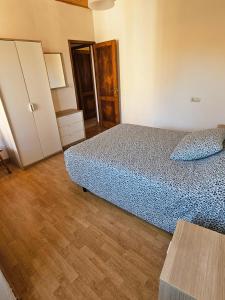 a bedroom with a bed and a wooden floor at Casa García in Allariz