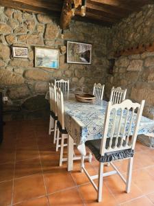 a dining room with a table and chairs at Casa García in Allariz