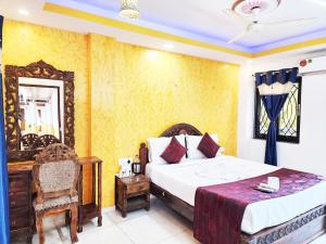 a hotel room with a bed and a mirror at Casa Salvador in Calangute