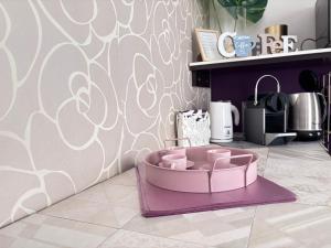 a pink tub in a kitchen with a wall at Casa di Silvia city center in Verona