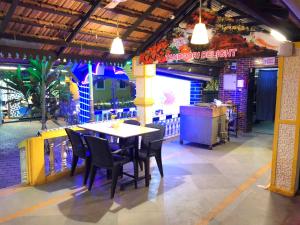 a dining area with a table and chairs in a restaurant at Casa Salvador in Calangute