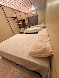 two beds in a room withermottermott at Pousada G3 in Presidente Figueiredo +2 photos