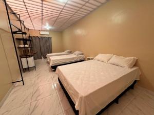 a room with two beds and a ladder in it at Pousada G3 in Presidente Figueiredo