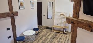 a room with two chairs and a table and a television at URBAN APARTHOTEL Medias in Mediaş