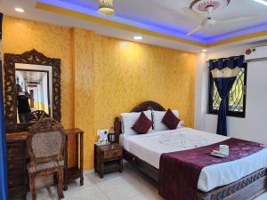 a hotel room with a bed and a mirror at Veronica By The Beach Calangute in Calangute +28 photos