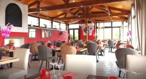 Restaurant o un lloc per menjar a Hostellerie Maleville, logis hôtel Pontet