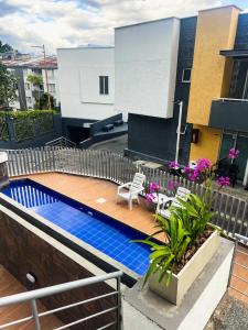 a swimming pool on top of a house at Apartamento de 3 habitaciones al Norte de Armenia - excelente ubicación - parqueadero privado in Armenia