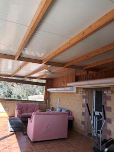 a living room with wooden ceilings and pink furniture at Apartamento Bahía Sol in Rincón de la Victoria