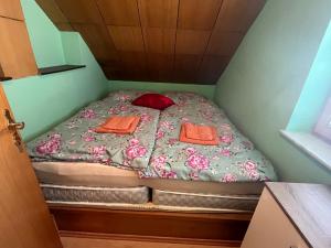 a small bed in a small room at Cvetlični Vrt in Radovljica