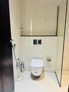 a bathroom with a toilet and a shower at الشموخ بارك إن in Z̧alim