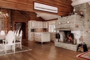 a kitchen with a fireplace and a table and chairs at Eksklusiv tømmerhytte Spa Panoramautsikt in Aurdal