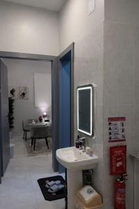 a bathroom with a sink and a mirror on the wall at استديو بتصميم سينمائي in Buraydah