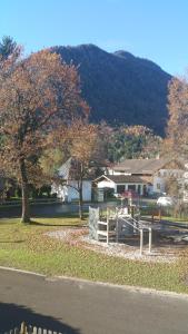 ein Boot auf einem Feld neben einem Haus in der Unterkunft Ferienwohnung Blick auf die Berge in Pidingerau