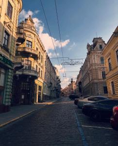 a cobblestone street in a city with buildings at Апарат готель під ЗОЛОТИМ КОРАБЛЕМ двохрівнева студія in Chernivtsi +6 photos