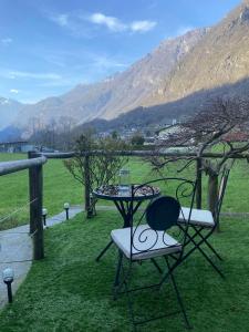 a table and a chair sitting on top of a field at Holiday accomodation appartamento in seminterrato in Coglio