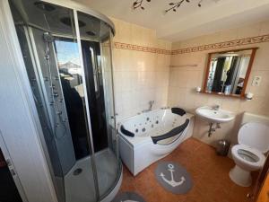 a bathroom with a tub and a toilet and a sink at Caldener Hof in Calden