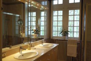 a bathroom with two sinks and a large mirror at Château Picol entre Futuroscope et Châteaux de la Loire in Lencloître +27 photos