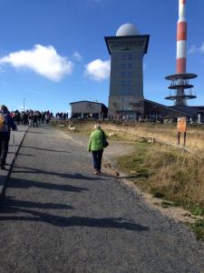 een persoon die over een weg loopt voor een vuurtoren bij Ferienwohnung Am Eichenberg in Blankenburg