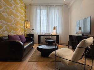 een woonkamer met een bank en een tafel bij The Suite Garden Hotel in Frankfurt am Main