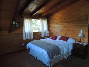 En eller flere senge i et værelse på Casa Lago Meliquina