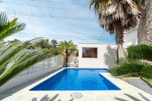 a swimming pool in the backyard of a house at Seasiders in Ichinomiya