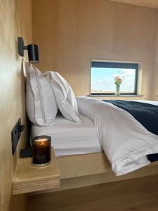 Ліжко або ліжка в номері Beyond North Cabins