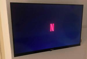 ein Fernseher mit dem Buchstaben n auf dem Bildschirm in der Unterkunft Pasiphae Self Hotel in Heraklion