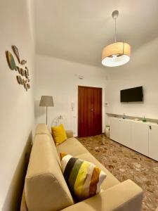 a living room with a couch and a television at Matteo's Home in Vietri sul Mare
