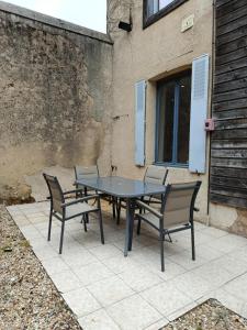 a table and chairs sitting on a patio at Appartement 2 in Aubigny-sur-Nère