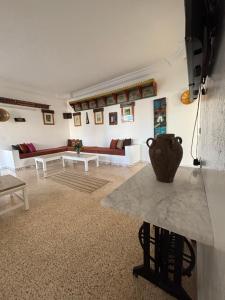 a living room with a vase on a table at Jardins de Mezraya in Mezraya