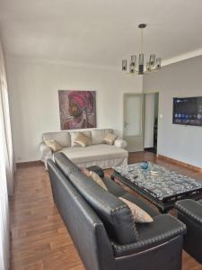 a living room with a couch and a table at appartement Rabat Gare à 3min,Rabat honey house in Rabat
