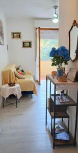a room with a bed and a table with blue flowers on it at ROSA BLU House Ospedale Cisanello Pisa in Pisa