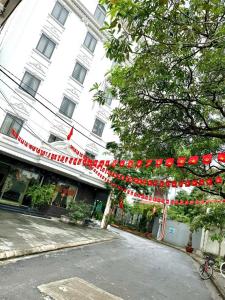 a street with christmas lights in front of a building at hotel phúc khánh in An Dương