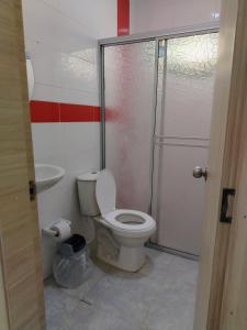 ein Badezimmer mit Toilette und Duschkabine in der Unterkunft Oasis Olmos in Cereté + 41 Fotos